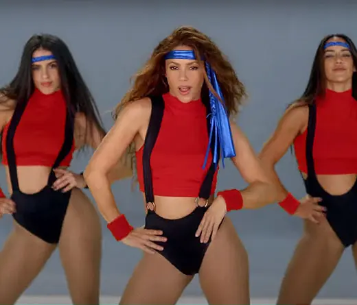 Con un look ochentoso, Shakira se luce en en el  video de Girl Like Me junto a Black Eyed Peas.